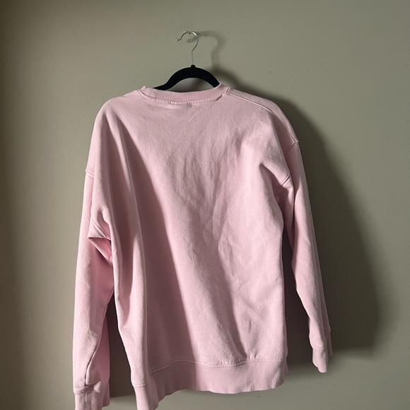 Justin Bieber changes crewneck - Picture 2 of 3